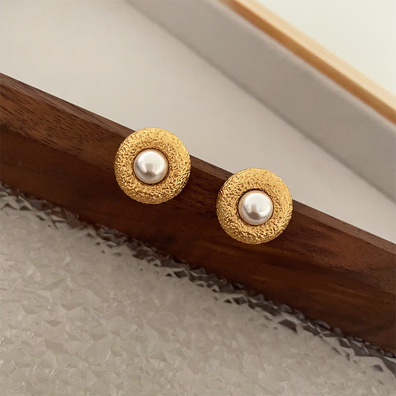 Doughnut-shaped pearl earrings